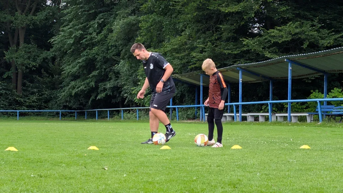 Einzeltraining – Junge jongliert Ball
