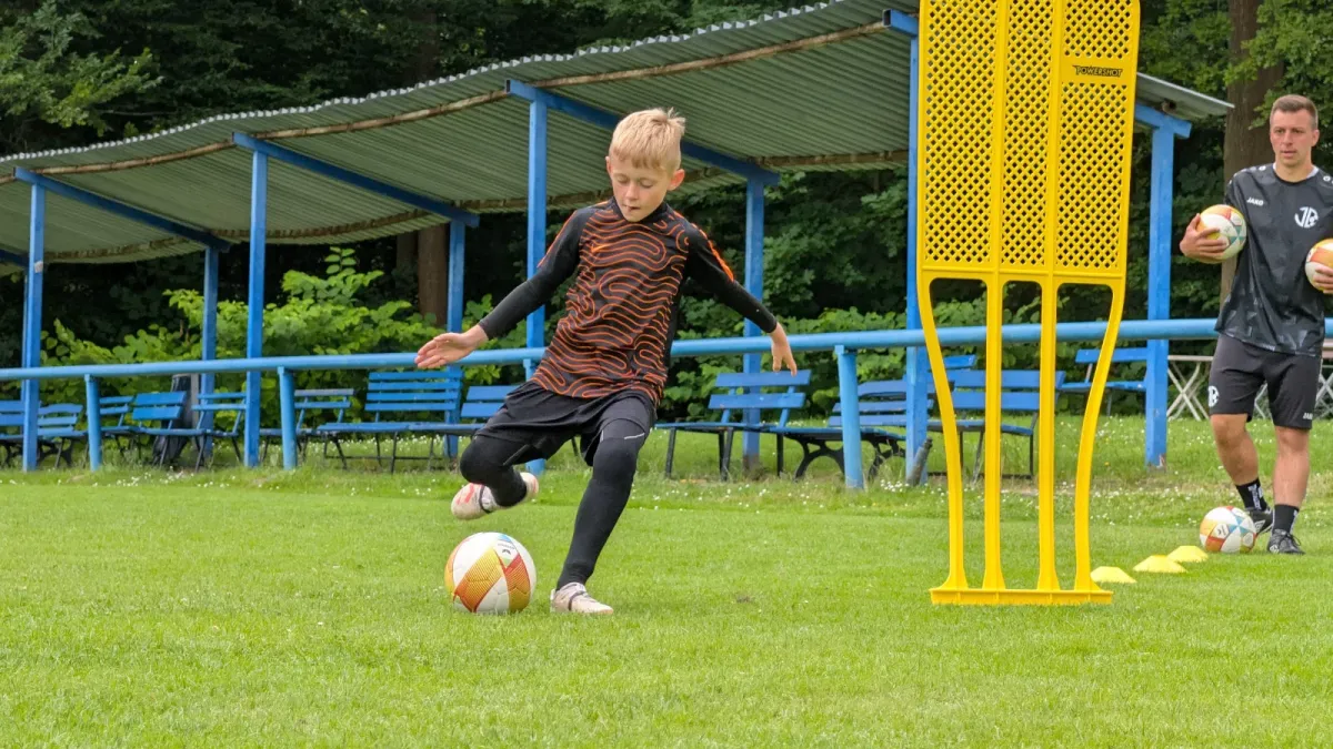 Trainingsparcours mit Bällen und Hütchen