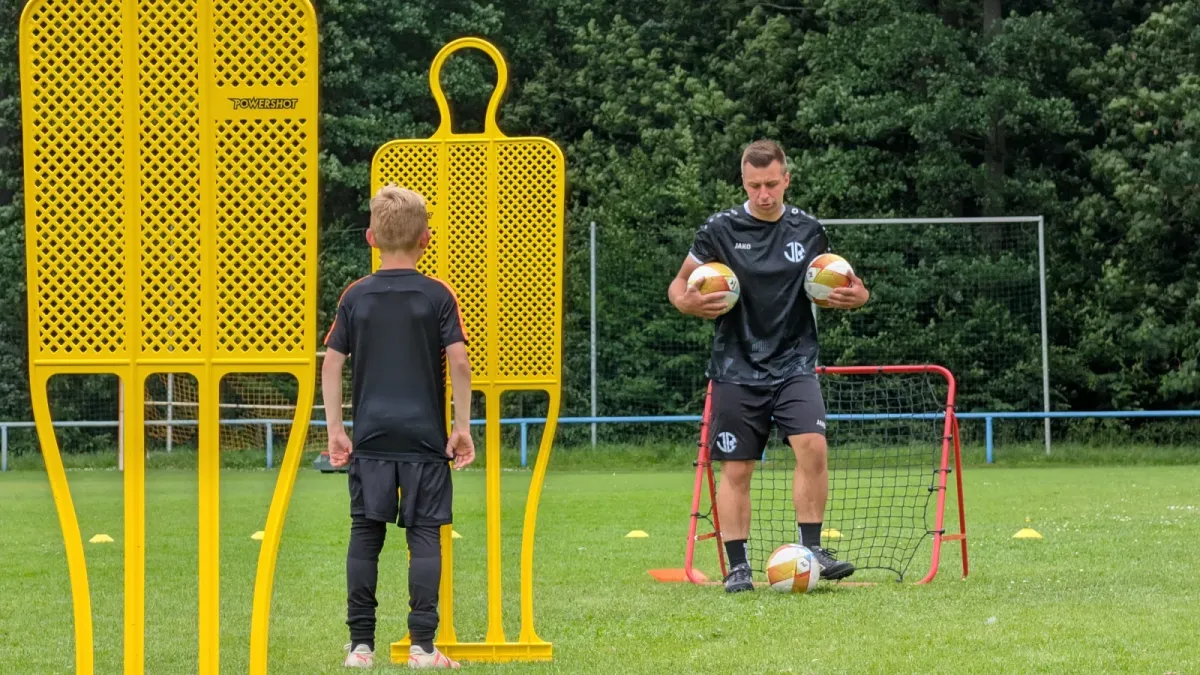 Junger Spieler auf dem Platz